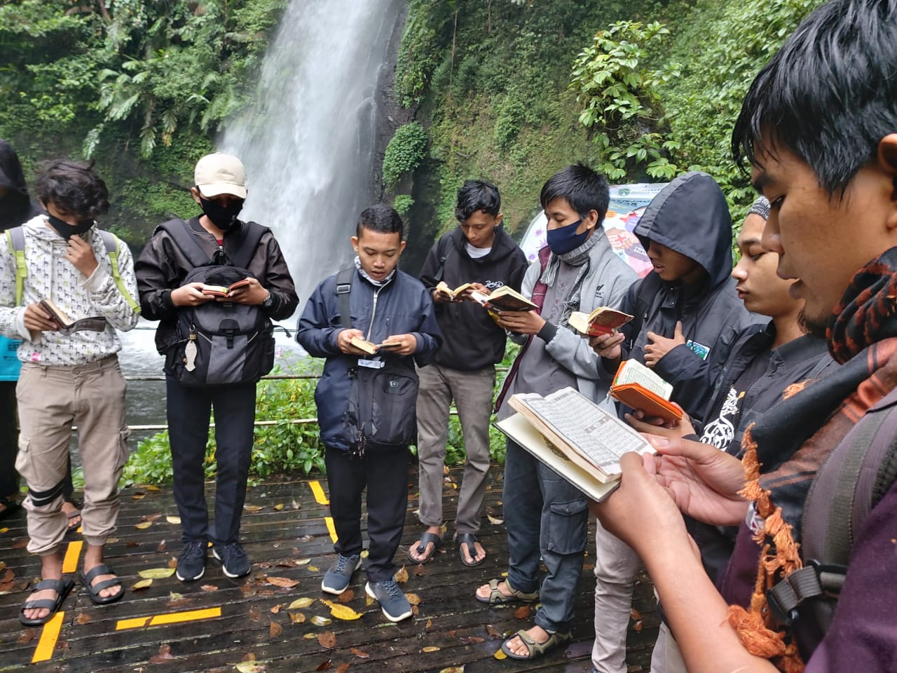 Santri Pesantren Mahasiswa Ngaji di Alam Terbuka